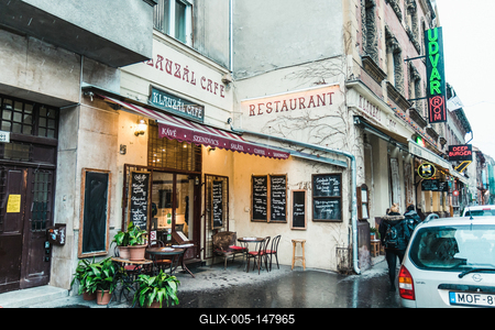 Étterem bejárata, hangulatos terasszal és utcarészlettel-stock-foto
