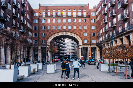 Utcakép, emberekkel, Madách tér épületeivel a Múzeum krt felől-stock-foto
