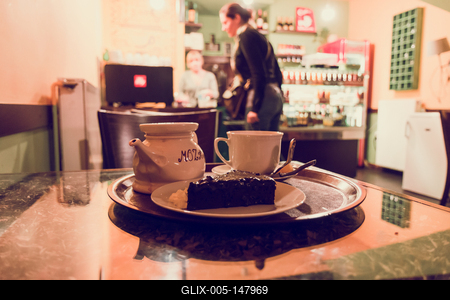 Sütemény, tea és vendgek egy teázóban a Wesselényi utcában, a bulinegyedben.-stock-foto