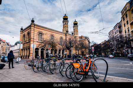 Zsinagóga a Múzeum körút felől, kerékpárokkal az előtérben-stock-foto