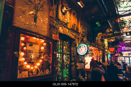 Belső tér a Szimpla Kertben emberekkel és színes, hangulatos dekorációval-stock-foto