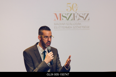 Könnyid László, az MSZÉSZ idén leköszönő elnöke beszédet mond a közgyűlés előtt a Szövetség 50. évfordulóján, a Danubius Hotel Héliában-stock-foto