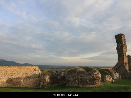 Hajnal a Nógrádi várban-stock-foto