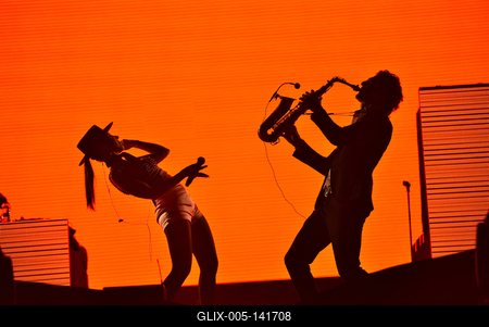 CLUJ-NAPOCA, ROMANIA - AUGUST 7, 2016: Silhouette of singer Cleo Panther (left) and saxophone player from Parov Stelar Band performing live on the stage at Untold Festival-stock-foto