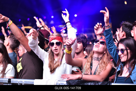 CLUJ-NAPOCA, ROMANIA - AUGUST 8, 2016: Crowd of people partying with raised arms and hands at a Afrojack concert during the Untold Festival-stock-foto