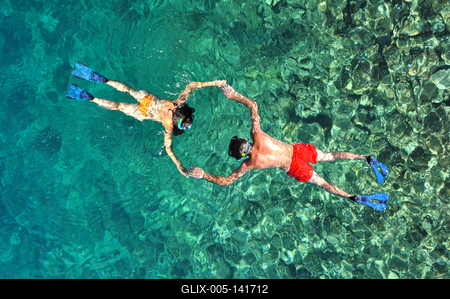 Romantic couple snorkeling in Phuket, Thailand-stock-foto