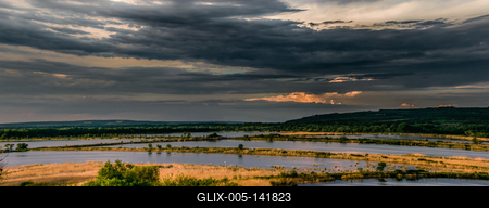 Látkép a majki kilátóból a környező madárrezervátumra.-stock-foto
