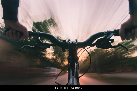 Hosszú záridős felvétel egy bringa üléséről.-stock-foto