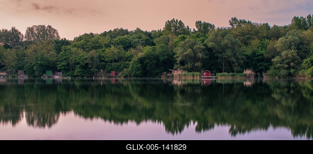 Színes viskók egy tatabányai horgásztavon.-stock-foto