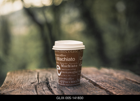 Kávéspohár a tavaszi napfelkeltében.-stock-foto