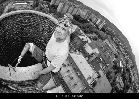 Erőss Zsolt (Csíkszereda, 1968. március 7. – Kancsendzönga, 2013. május 21. körül) erdélyi születésű székely hegymászó, aki első magyarként mászta meg a Föld legmagasabb hegyét, a Csomolungmát. Magyarország legeredményesebb magashegyi hegymászója; tíz 8000 m fölötti csúcsot hódított meg (ebből kettőt műlábbal), amivel a nemzetközi élmezőnybe is bekerült. 1996-ban tagja volt az első magyar Mount Everest-expedíciónak, ahol két sikertelen csúcstámadást hajtott végre. Első nyolcezrese a Nanga Parbat (8126 m) volt 1999-ben, amelyet új útvonalon hódított meg. 2002-ben a Csomolungma második csúcstámadása oxigén használatával sikeres lett, ezzel első magyarként elérte a csúcsot. Ettől az évtől csak hegymászásból élt. 2010. január 2-án balesetet szenvedett a Magas-Tátrában. Két társát biztosította, amikor egy hóerkély leszakadása miatt megcsúsztak. Jobb lábát amputálták, 2010 márciusában protézissel újra járni kezdett, júniusban pedig a hegymászáshoz is visszatért. 2013. május 21-én a Kancsendzönga megmászása után a visszaúton eltűnt.-stock-foto