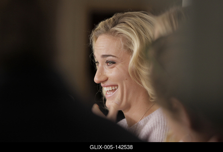 Korábbi partnerével, a francia Kristina Mladenoviccsal versenyez a jövőben párosban Babos Tímea, aki vasárnap Andrea Hlavackovával megnyerte a hétmillió dollár összdíjazású szingapúri tenisz WTA-világbajnokságot, ezzel ő lett az első magyar, aki ezt a címet elérte.A MOL által szervezett sajtótájékoztatón a fiatal klasszis egészen elérzékenyült, amikor a szezon nehézségeiről beszélt. Babos Tímea (Sopron, 1993. május 10. –) magyar hivatásos teniszezőnő, párosban a 2017-es WTA Finals-győzteseként az első magyar női teniszvilágbajnok, háromszoros junior Grand Slam-tornagyőztes, ifjúsági olimpiai bronzérmes, kétszeres olimpikon. 2015-ben a magyar teniszsport történetében elsőként indulási jogot nyert a WTA Finals párosok mezőnyébe.-stock-foto