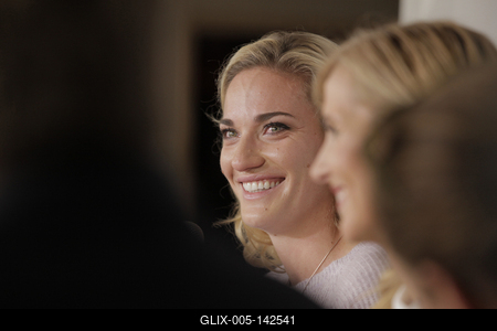 Korábbi partnerével, a francia Kristina Mladenoviccsal versenyez a jövőben párosban Babos Tímea, aki vasárnap Andrea Hlavackovával megnyerte a hétmillió dollár összdíjazású szingapúri tenisz WTA-világbajnokságot, ezzel ő lett az első magyar, aki ezt a címet elérte.A MOL által szervezett sajtótájékoztatón a fiatal klasszis egészen elérzékenyült, amikor a szezon nehézségeiről beszélt. Babos Tímea (Sopron, 1993. május 10. –) magyar hivatásos teniszezőnő, párosban a 2017-es WTA Finals-győzteseként az első magyar női teniszvilágbajnok, háromszoros junior Grand Slam-tornagyőztes, ifjúsági olimpiai bronzérmes, kétszeres olimpikon. 2015-ben a magyar teniszsport történetében elsőként indulási jogot nyert a WTA Finals párosok mezőnyébe.-stock-foto