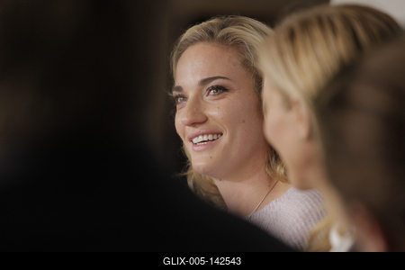 Korábbi partnerével, a francia Kristina Mladenoviccsal versenyez a jövőben párosban Babos Tímea, aki vasárnap Andrea Hlavackovával megnyerte a hétmillió dollár összdíjazású szingapúri tenisz WTA-világbajnokságot, ezzel ő lett az első magyar, aki ezt a címet elérte.A MOL által szervezett sajtótájékoztatón a fiatal klasszis egészen elérzékenyült, amikor a szezon nehézségeiről beszélt. Babos Tímea (Sopron, 1993. május 10. –) magyar hivatásos teniszezőnő, párosban a 2017-es WTA Finals-győzteseként az első magyar női teniszvilágbajnok, háromszoros junior Grand Slam-tornagyőztes, ifjúsági olimpiai bronzérmes, kétszeres olimpikon. 2015-ben a magyar teniszsport történetében elsőként indulási jogot nyert a WTA Finals párosok mezőnyébe.-stock-foto