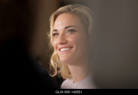 Korábbi partnerével, a francia Kristina Mladenoviccsal versenyez a jövőben párosban Babos Tímea, aki vasárnap Andrea Hlavackovával megnyerte a hétmillió dollár összdíjazású szingapúri tenisz WTA-világbajnokságot, ezzel ő lett az első magyar, aki ezt a címet elérte.A MOL által szervezett sajtótájékoztatón a fiatal klasszis egészen elérzékenyült, amikor a szezon nehézségeiről beszélt. Babos Tímea (Sopron, 1993. május 10. –) magyar hivatásos teniszezőnő, párosban a 2017-es WTA Finals-győzteseként az első magyar női teniszvilágbajnok, háromszoros junior Grand Slam-tornagyőztes, ifjúsági olimpiai bronzérmes, kétszeres olimpikon. 2015-ben a magyar teniszsport történetében elsőként indulási jogot nyert a WTA Finals párosok mezőnyébe.-stock-foto