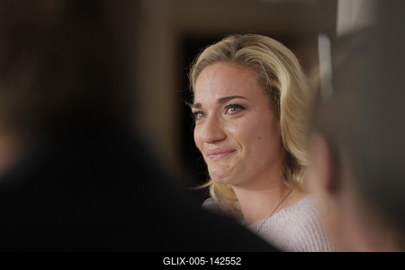 Korábbi partnerével, a francia Kristina Mladenoviccsal versenyez a jövőben párosban Babos Tímea, aki vasárnap Andrea Hlavackovával megnyerte a hétmillió dollár összdíjazású szingapúri tenisz WTA-világbajnokságot, ezzel ő lett az első magyar, aki ezt a címet elérte.A MOL által szervezett sajtótájékoztatón a fiatal klasszis egészen elérzékenyült, amikor a szezon nehézségeiről beszélt. Babos Tímea (Sopron, 1993. május 10. –) magyar hivatásos teniszezőnő, párosban a 2017-es WTA Finals-győzteseként az első magyar női teniszvilágbajnok, háromszoros junior Grand Slam-tornagyőztes, ifjúsági olimpiai bronzérmes, kétszeres olimpikon. 2015-ben a magyar teniszsport történetében elsőként indulási jogot nyert a WTA Finals párosok mezőnyébe.-stock-foto