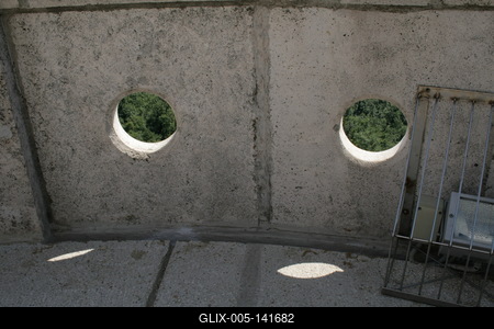 Zöld szemek a falon-stock-foto