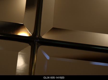 Ablak csiszolt üveggel egy banképületben-stock-foto