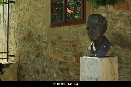 Bartók szobra a sárospataki vár előtt-stock-foto