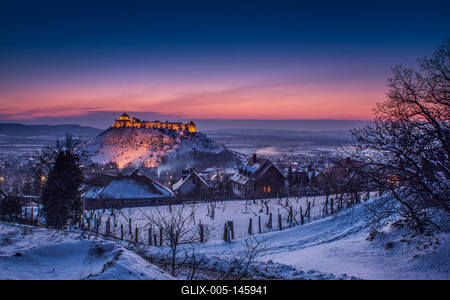 Téli alkony a Sümegi vár közelében-stock-foto