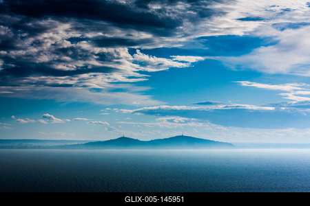 Köd a Balaton felett, a háttérben Fonyód dombjai-stock-foto