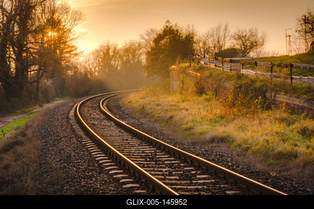 Egy őszi naplemente a sínek felett.-stock-foto