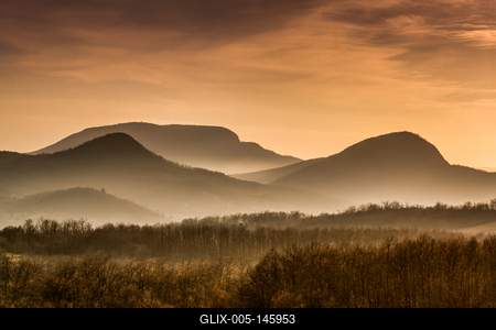 A tanúhegyek a naplemente idején-stock-foto