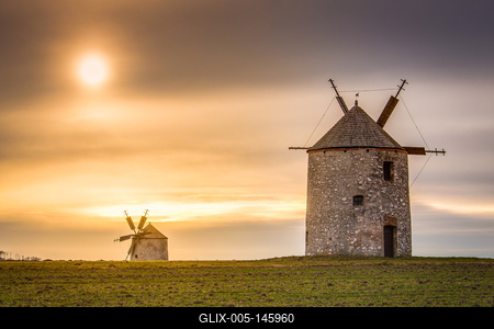 A tési szélmalmok naplementekor-stock-foto