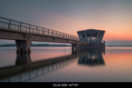 Alkony a víztározónál-stock-foto