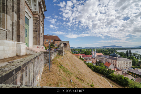 Esztergomi bazilika egy nyári napon.-stock-foto