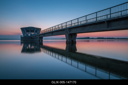 Alkony a víztározónál-stock-foto