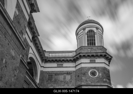 Esztergomi bazilika suhanó felhőkkel.-stock-foto