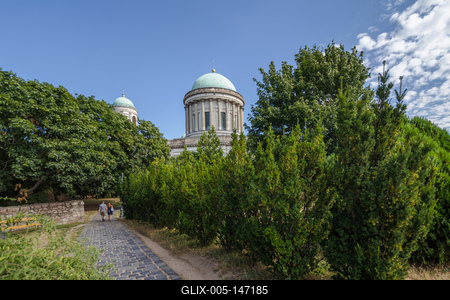 Esztergomi bazilika egy nyári napon.-stock-foto