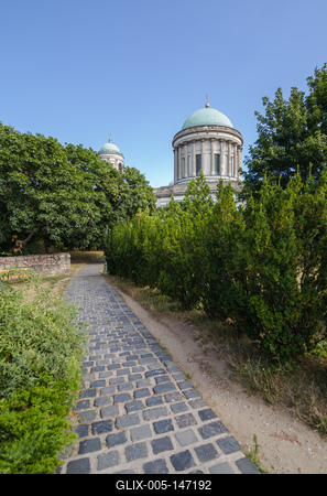 Esztergomi bazilika egy nyári napon.-stock-foto