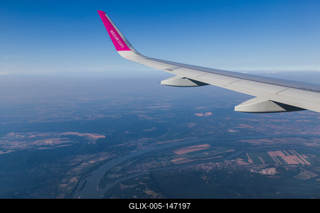 Repülőgép szárny Visegrád felett-stock-foto