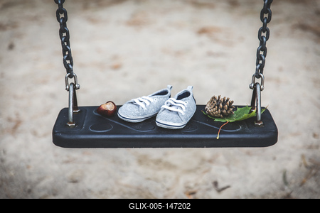 Babavárás egy pár cipővel-stock-foto