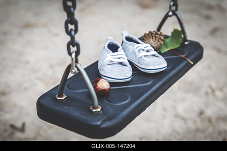 Babavárás egy pár cipővel-stock-foto