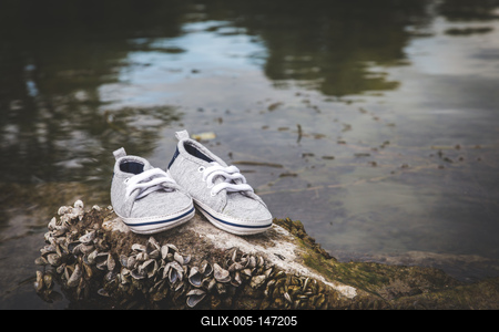 Babavárás egy pár cipővel-stock-foto