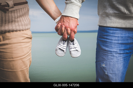 Babavárás egy pár cipővel-stock-foto