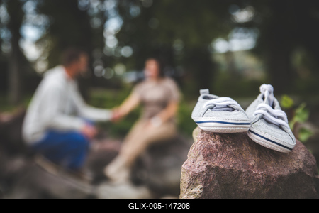 Babavárás egy pár cipővel-stock-foto