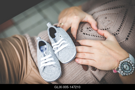 Babavárás egy pár cipővel-stock-foto