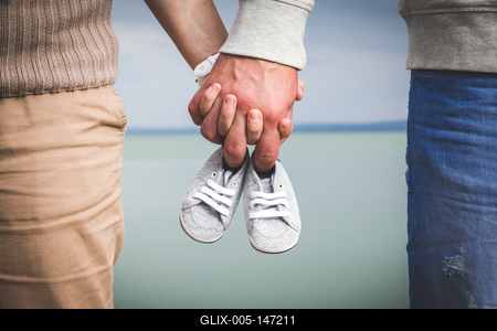 Babavárás egy pár cipővel-stock-foto