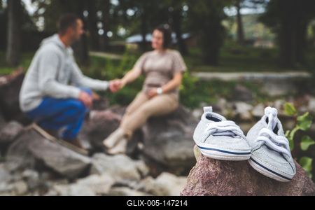 Babavárás egy pár cipővel-stock-foto