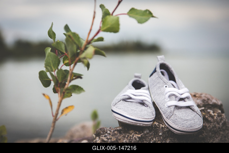 Babavárás egy pár cipővel-stock-foto