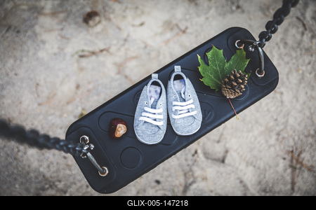 Babavárás egy pár cipővel-stock-foto