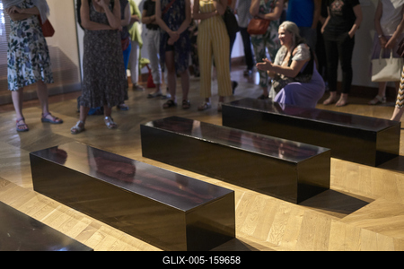 Így látjuk mi... Öntárgyiasítás, női pozíciók című kiállítás az  Ybl Budai Kreatív Házban-stock-foto