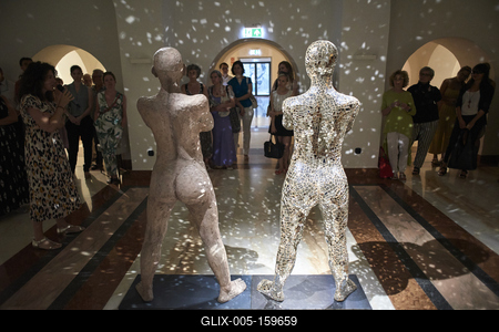 Így látjuk mi... Öntárgyiasítás, női pozíciók című kiállítás az  Ybl Budai Kreatív Házban-stock-foto