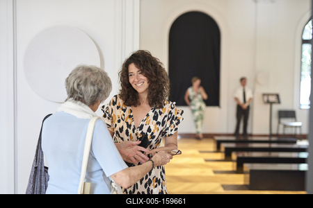 Így látjuk mi... Öntárgyiasítás, női pozíciók című kiállítás az  Ybl Budai Kreatív Házban-stock-foto