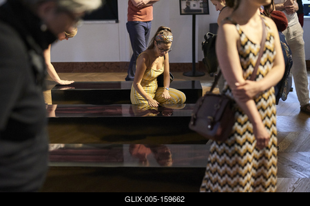 Így látjuk mi... Öntárgyiasítás, női pozíciók című kiállítás az  Ybl Budai Kreatív Házban-stock-foto