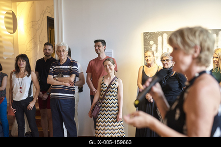 Így látjuk mi... Öntárgyiasítás, női pozíciók című kiállítás az  Ybl Budai Kreatív Házban-stock-foto